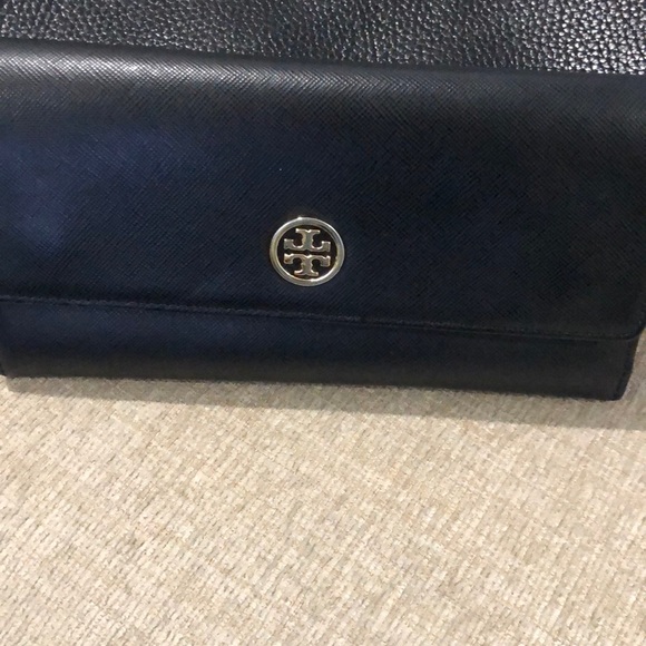 I’m selling my Black Tory Burch tote & wallet - Picture 2 of 5